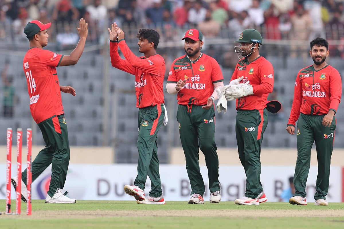 শরীফুলের ৩ উইকেটের পর উইকেট নিলেন মেহেদীও