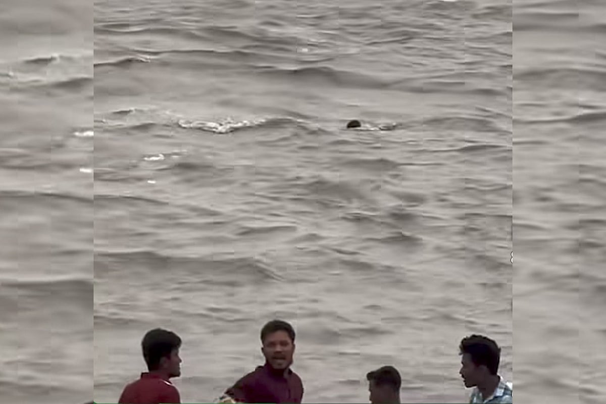 ‘আল্লাহ, ডুবে যাচ্ছে তো, কেউ তো সাঁতার পারে না!’