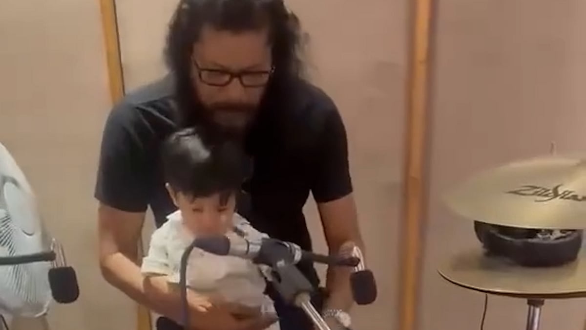 ছেলেকে ড্রাম বাজানো শেখাচ্ছেন নগরবাউল জেমস