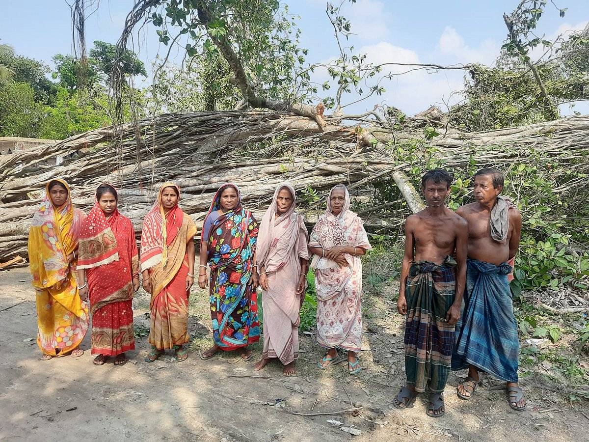কবি মধুসূদনের স্মৃতিবিজড়িত বটগাছের সামনে অশ্রুসজল এলাকাবাসী