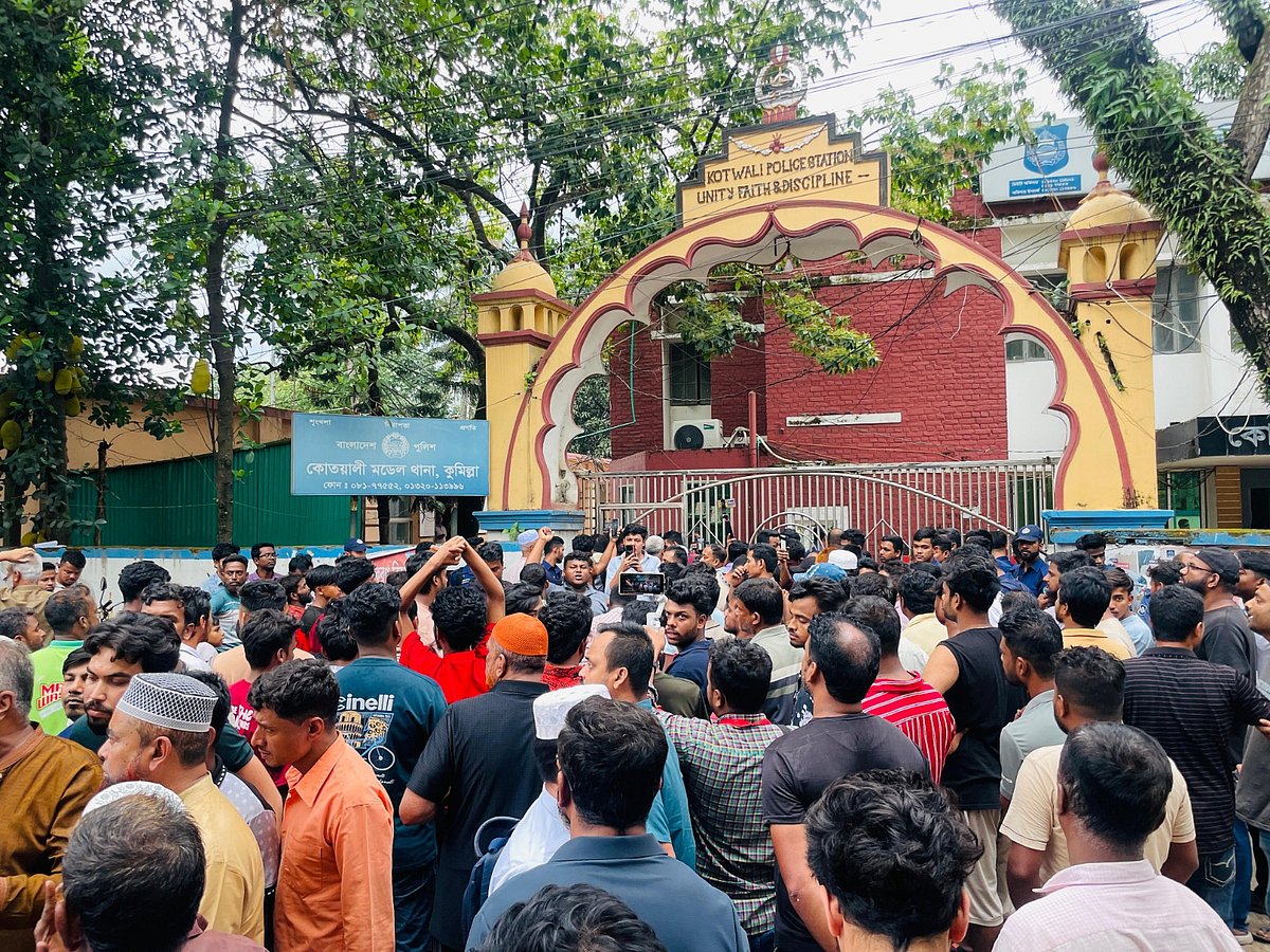 কুমিল্লায় বিএনপি নেতা আটকের পর থানা ঘেরাও নেতা-কর্মীদের, বাস টার্মিনাল বন্ধ