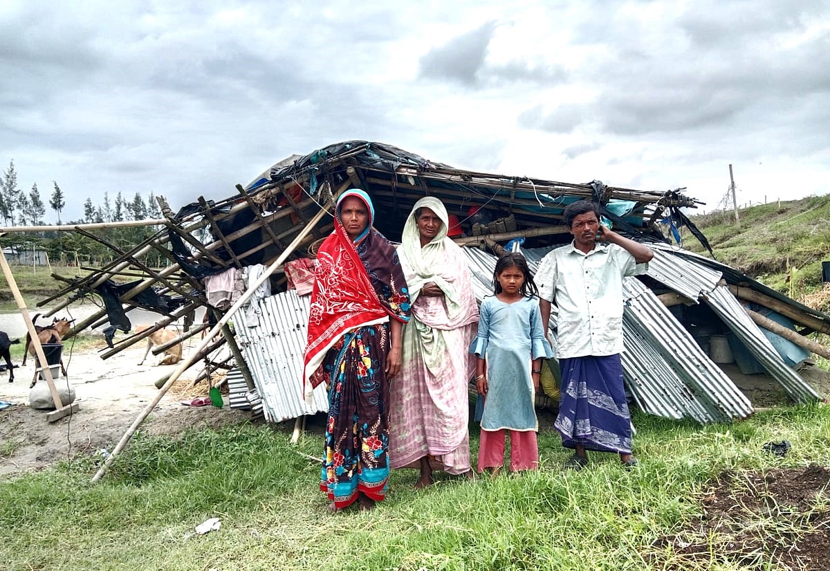 ‘চার দিন ধইরা খোলা আকাশের নিচে আছি, কোথায় যামু কিছুই বুঝতেছি না’