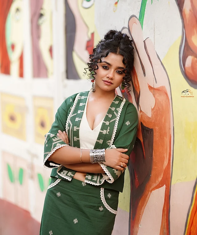 লুকটি আরও আকর্ষণীয় করতে চুলে করেছেন কার্লি বান, কানে স্টেটমেন্ট দুল আর হাতে অক্সিডাইজড চুড়ি। 