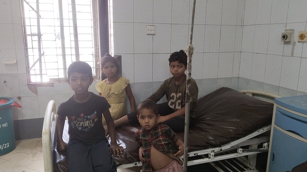 স্বামী মারা গেছেন জানেন না আহত স্ত্রী, নির্বাক চার শিশুসন্তান