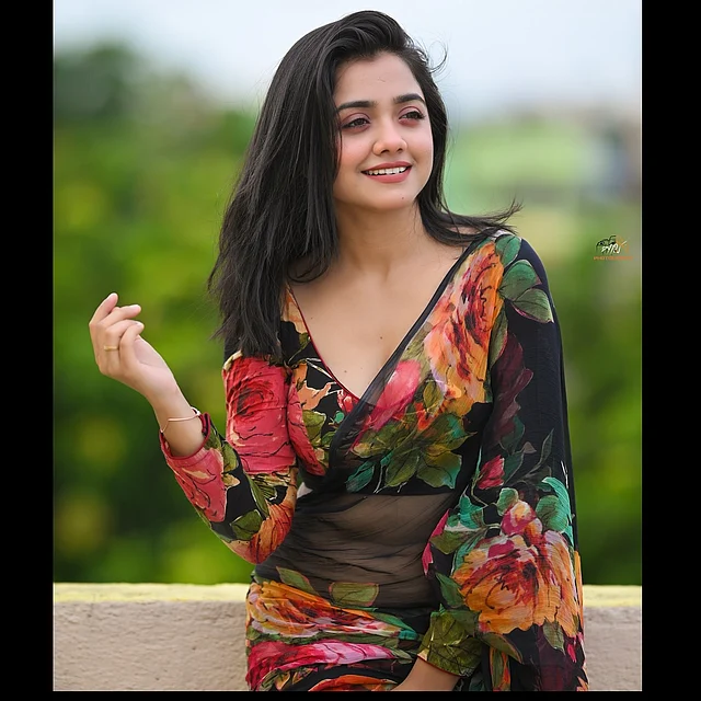 অলিভিয়া ধরা দিয়েছেন কালো রঙের শিফন শাড়িতে, যেখানে বড় বড় রঙিন ফ্লোরাল প্রিন্ট লুকে এনেছে প্রাণবন্ততা।