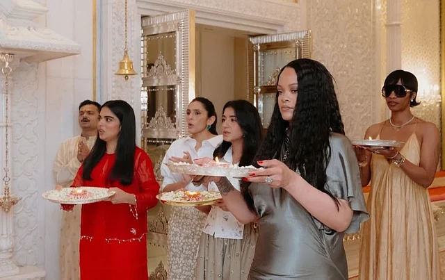 আম্বানিদের সঙ্গে পূজায় অংশ নিয়েছেন রিয়ানা