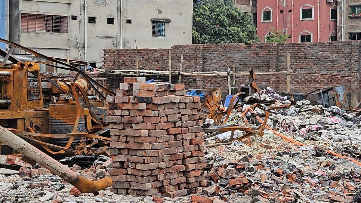 মালিক এখনো অধরা, স্ত্রীর নির্দেশে সিলগালা কারখানায় দেয়াল নির্মাণের চেষ্টা