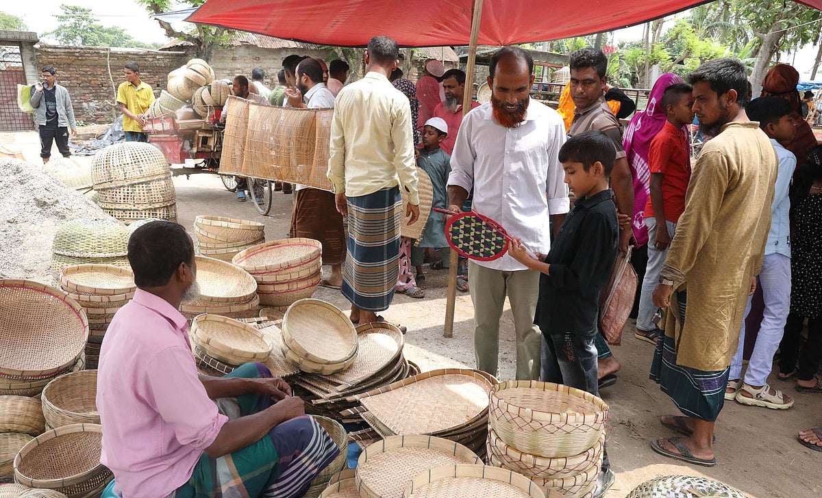 বাঁশ দিয়ে বানানো পণ্যের হাট