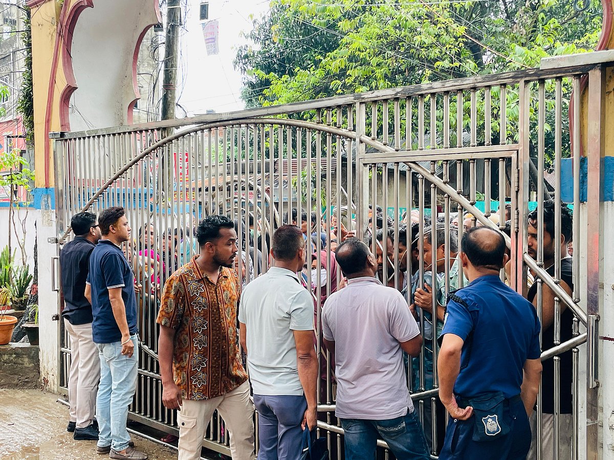 সাড়ে ৩ ঘণ্টা পর বাস চলাচল শুরু, থানার সামনে থেকে সরেননি নেতা-কর্মীরা