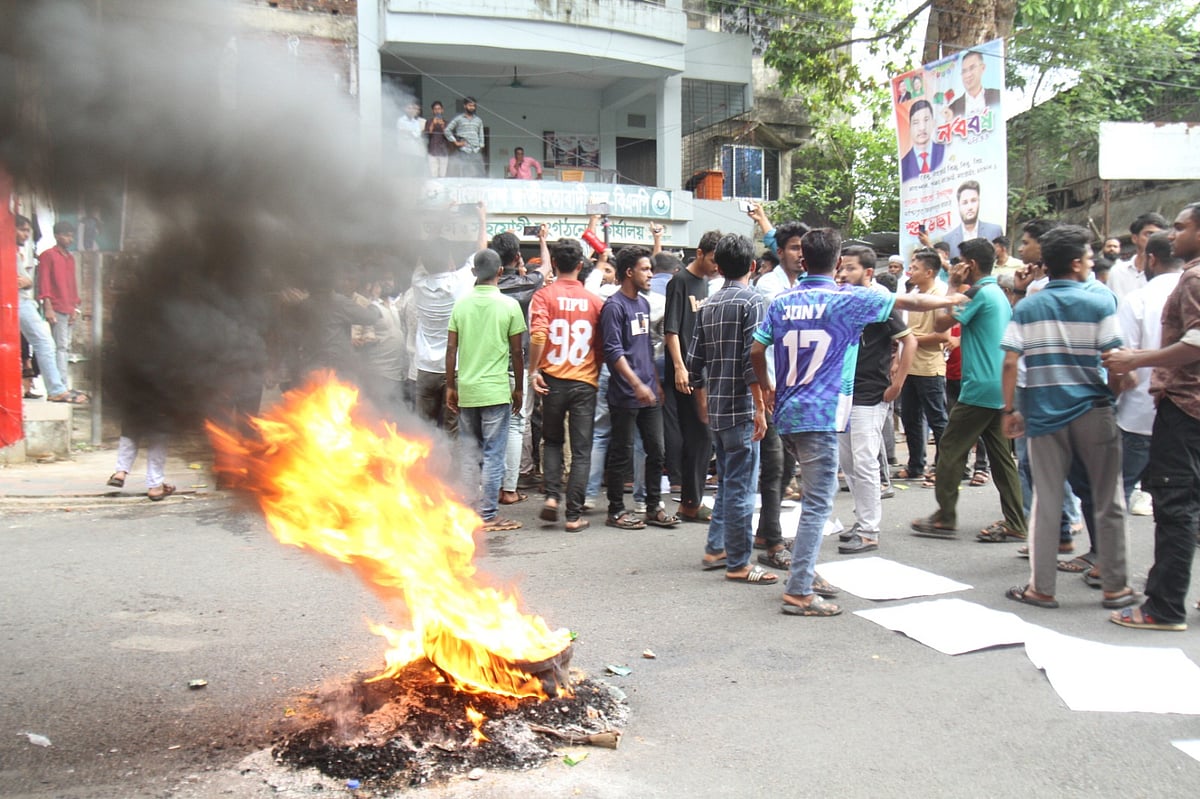 রাঙামাটিতে ছাত্রদলের কমিটি বাতিলের দাবিতে আগুন জ্বালিয়ে বিক্ষোভ, সড়ক অবরোধ