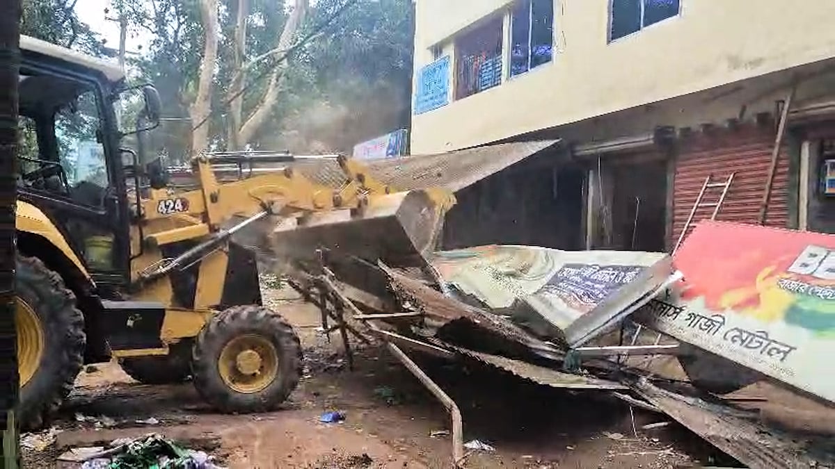 চাঁদপুর-কুমিল্লা সড়কের দুই পাশে গুঁড়িয়ে দেওয়া হলো অবৈধ স্থাপনা
