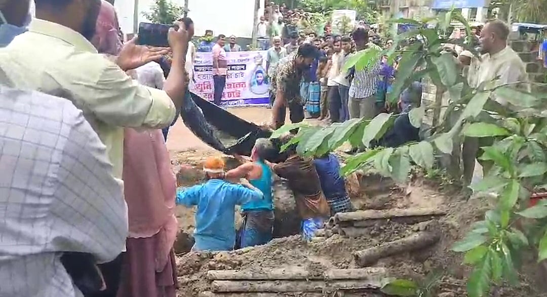 দাফনের ১৪ মাস পর কবর থেকে তোলা হলো কৃষক দল নেতার লাশ