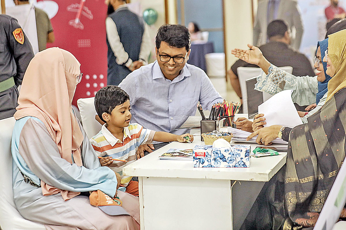 ইংলিশ মিডিয়ামে দেশসেরা স্কুলের সন্ধান