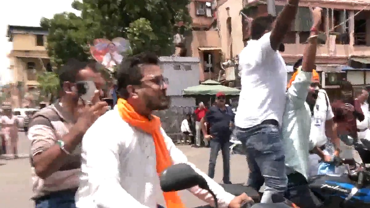 মমতার বাসভবনের বাইরে বিজেপি কর্মীর ‘জয় শ্রী রাম’ স্লোগান