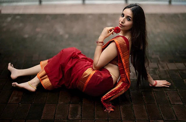 কমলা-জরীপাড়ের লাল শাড়িতে স্নিগ্ধা 