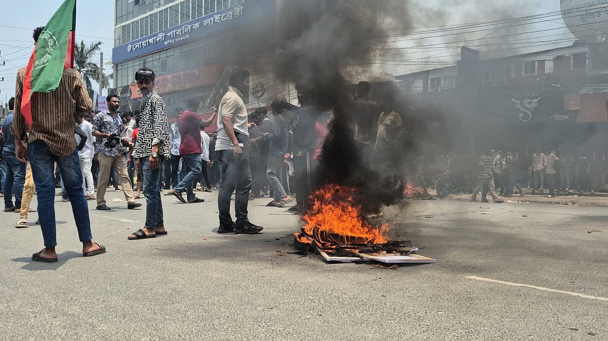 ছাত্রদলের কমিটি ঘোষণার পর টায়ার জ্বালিয়ে সড়ক অবরোধ, ককটেল বিস্ফোরণ