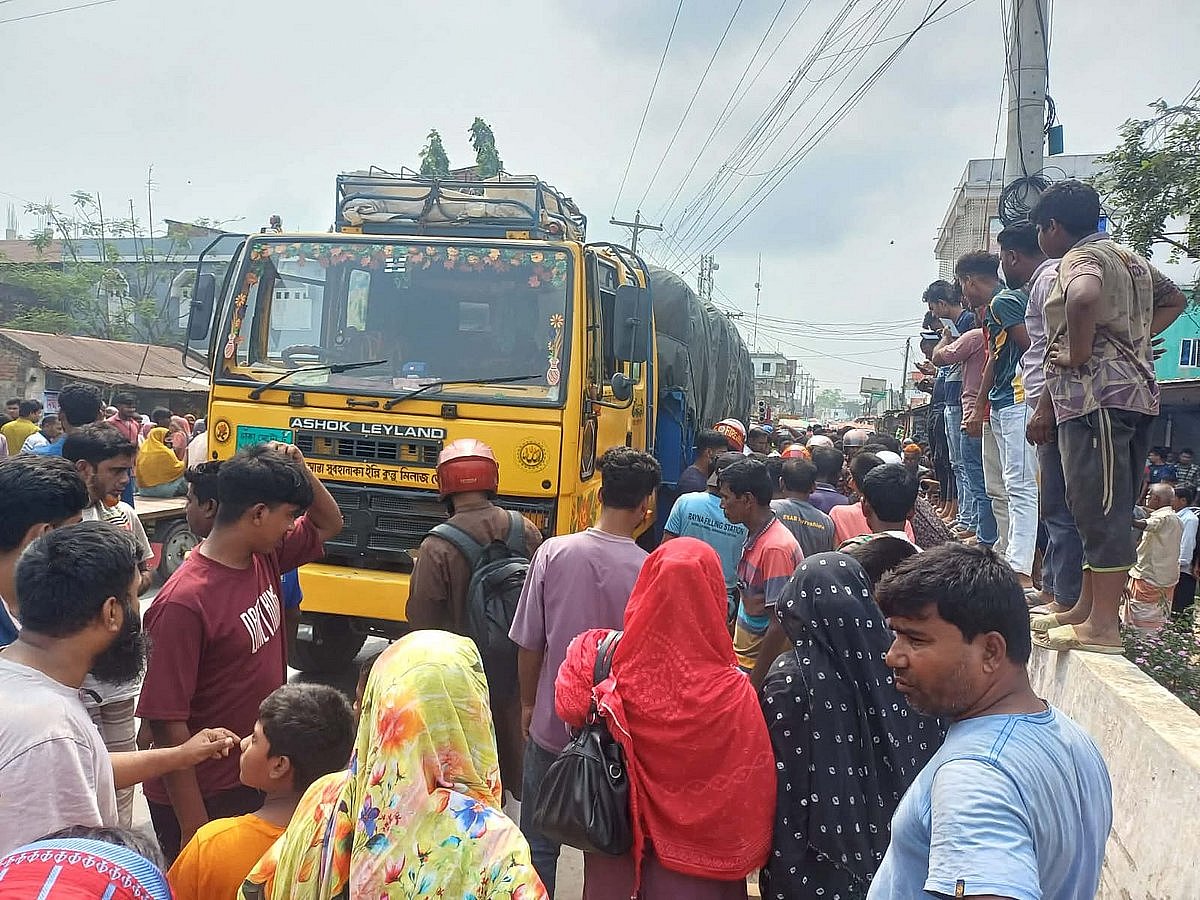 ট্রাকচাপায় ছেলের লাশ দেখে মা অচেতন
