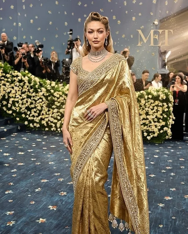 জিজির সোনালি শাড়িতে ক্ল্যাসিক কারুকাজ করা বর্ডার আর ম্যাচিং ব্লাউজ আছে সঙ্গে 