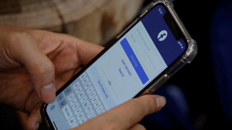 নতুন কৌশলে ৩০ হাজার ফেসবুক অ্যাকাউন্ট হ্যাক করে অনলাইনে বিক্রি