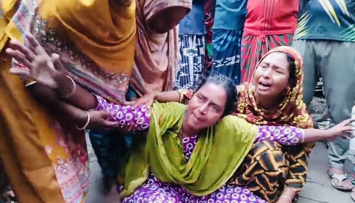 ভোরে নামাজ পড়তে স্ত্রী উঠে দেখেন পাশের ঘরে স্বামীর গলাকাটা লাশ