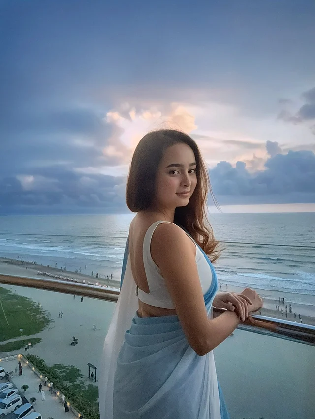 সাদা ব্যাকলেস স্লিভলেস লাউজ দিয়ে নীলা পরেছেন নীল জর্জেট শাড়ি
