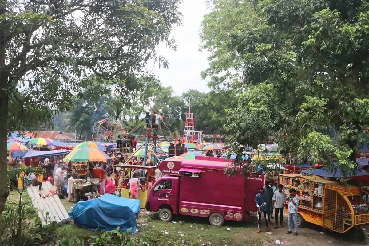 বৈশাখ মাসজুড়ে প্রতি বৃহস্পতিবার সকাল থেকেই জমজমাট মেলা প্রাঙ্গণ 