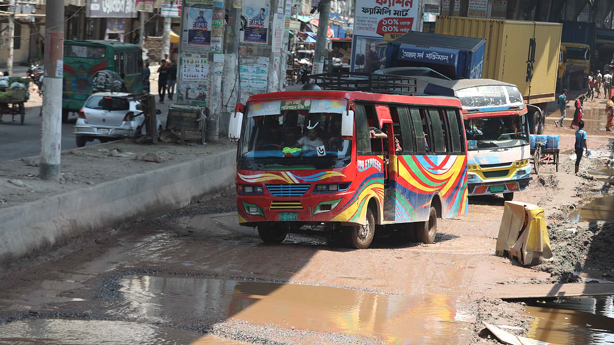 লেদুলে চলাচল করছে যানবাহন।