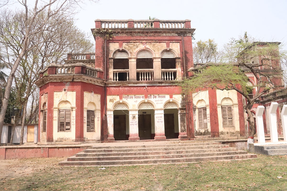 খরসূতী জমিদারবাড়ির লাল–সাদা পাকা ভবন