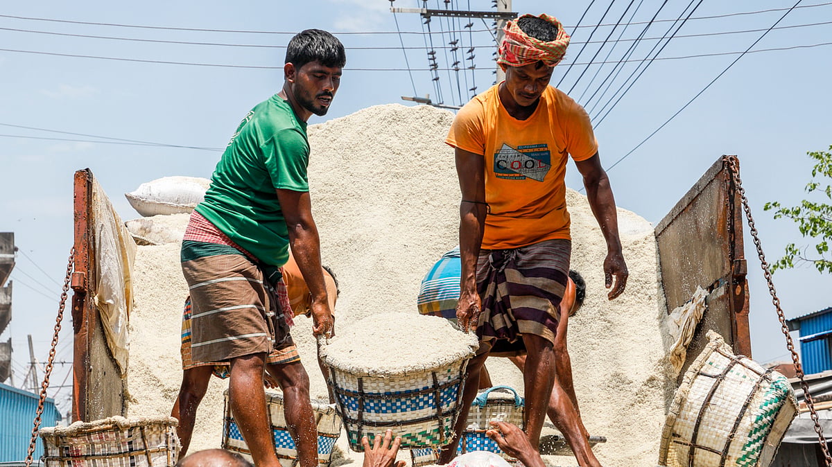 ট্রাক থেকে নামানো হচ্ছে লবণ। 