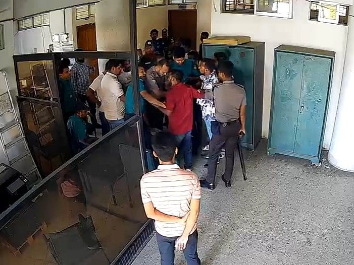 রাজশাহীতে আরডিএ ভবনে পুলিশের উপস্থিতিতে দরপত্র বাক্স ছিনিয়ে নিলেন একদল যুবক, পরে উদ্ধার