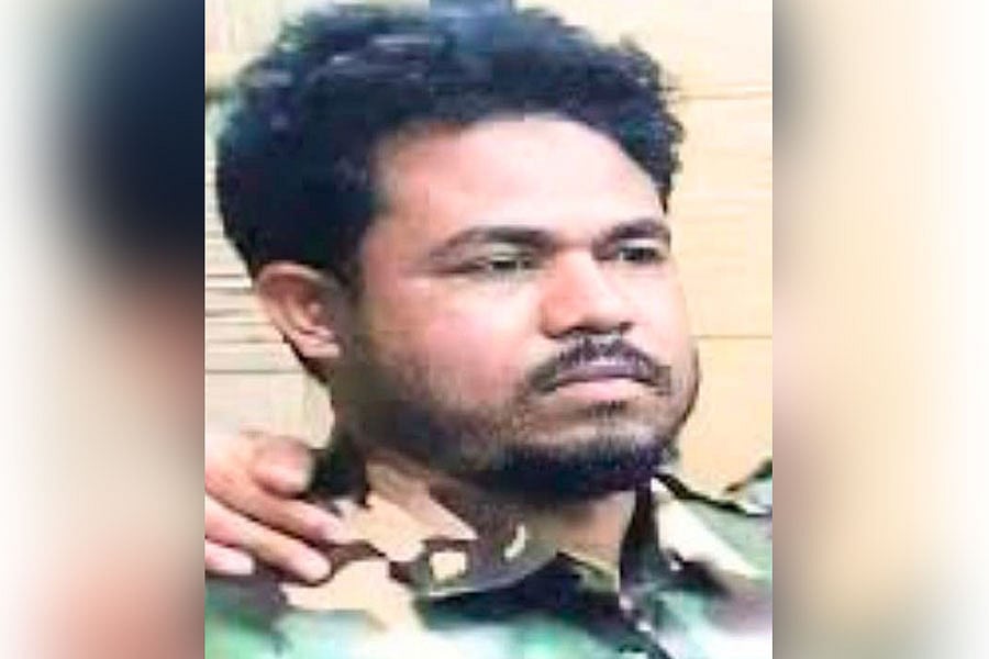 মোটরসাইকেলে ফেরার পথে প্রতিপক্ষের গুলি, ‘এআরও কমান্ডার’ নিহত