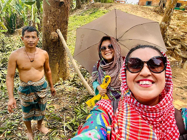 মলয় দাদার বাড়ি থেকে কুড়িয়েছিলাম আম