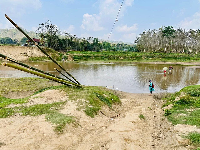 মায়ুং কপাল যেতে গ্রীষ্মে পায়ে হেঁটে পার হতে হয় চেঙি নদী