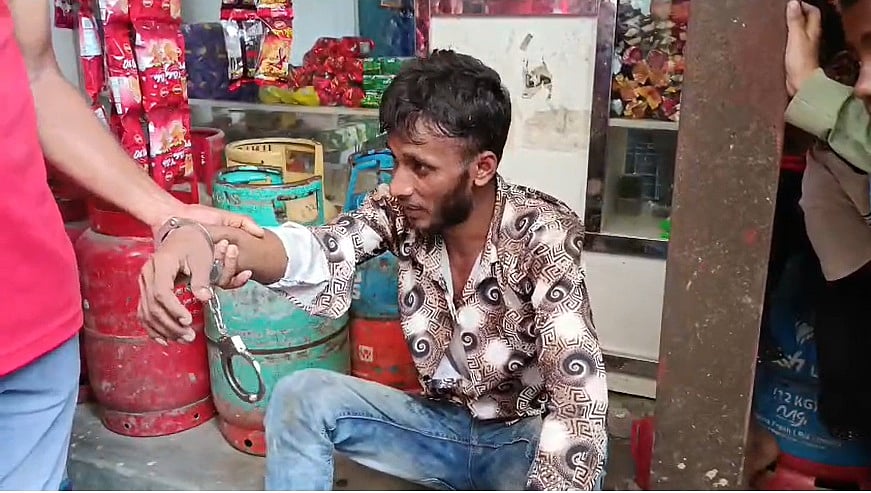 ব্রাহ্মণবাড়িয়ায় আদালত চত্বর থেকে হাতকড়াসহ পলাতক দুই আসামির মধ্যে একজন গ্রেপ্তার