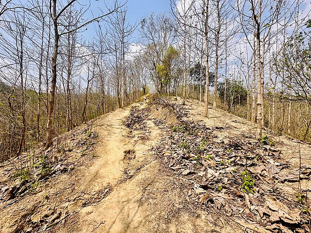 শুকনো মৌসুমে এমন উঁচু টিলায় ট্র‍্যাকিং বেশ ঝক্কির
