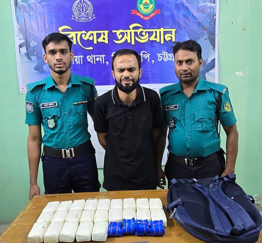 কক্সবাজার থেকে খুলনায় ইয়াবা নিয়ে যাওয়ার সময় চট্টগ্রামে পুলিশ সদস্য গ্রেপ্তার