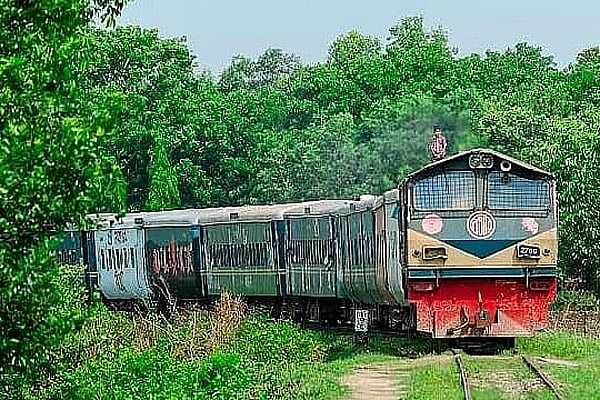 চলন্ত শাটল ট্রেনে পাথর নিক্ষেপে চট্টগ্রাম বিশ্ববিদ্যালয়ের ছাত্রী আহত