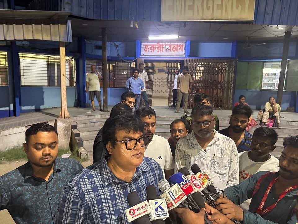 তৃণমূলের বিধায়কপ্রার্থীকে মাটিতে ফেলে পেটালেন বিজেপির সমর্থকেরা