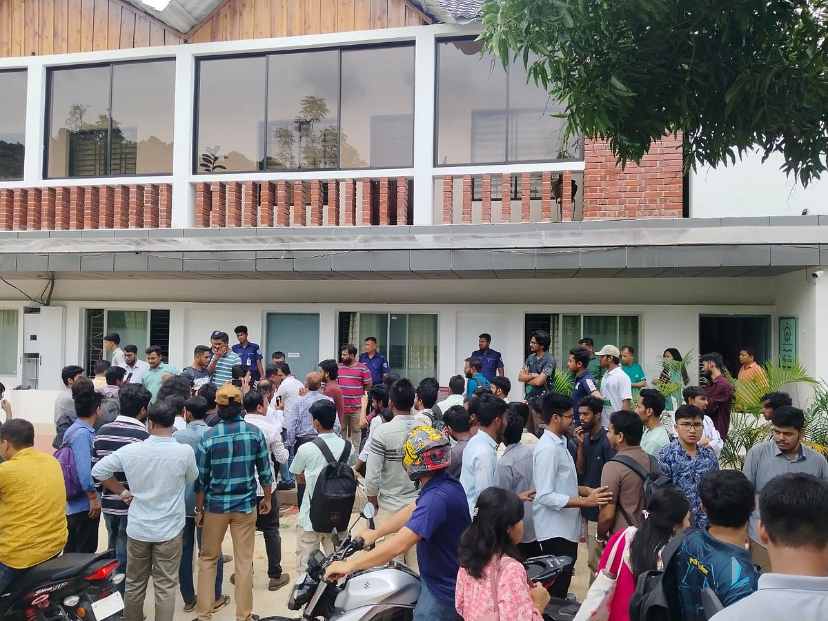 রাঙামাটি বিজ্ঞান ও প্রযুক্তি বিশ্ববিদ্যালয়ের উপাচার্যের পদত্যাগের দাবিতে কার্যালয়ে তালা ছাত্রদলের