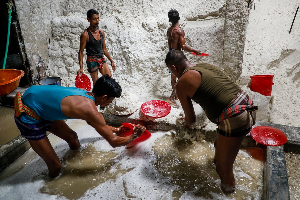 কোরবানির ঈদের আগে ব্যস্ত লবণ কারখানা