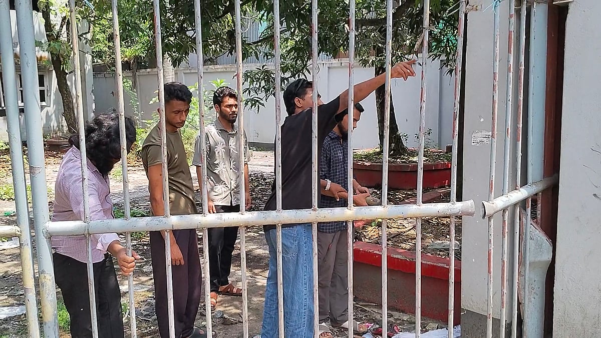 ঝালকাঠিতে জুলাই ছাত্র আন্দোলনের কর্মী পরিচয়ে আমুর বাড়ির ফটক ভাঙলেন শিক্ষার্থীরা