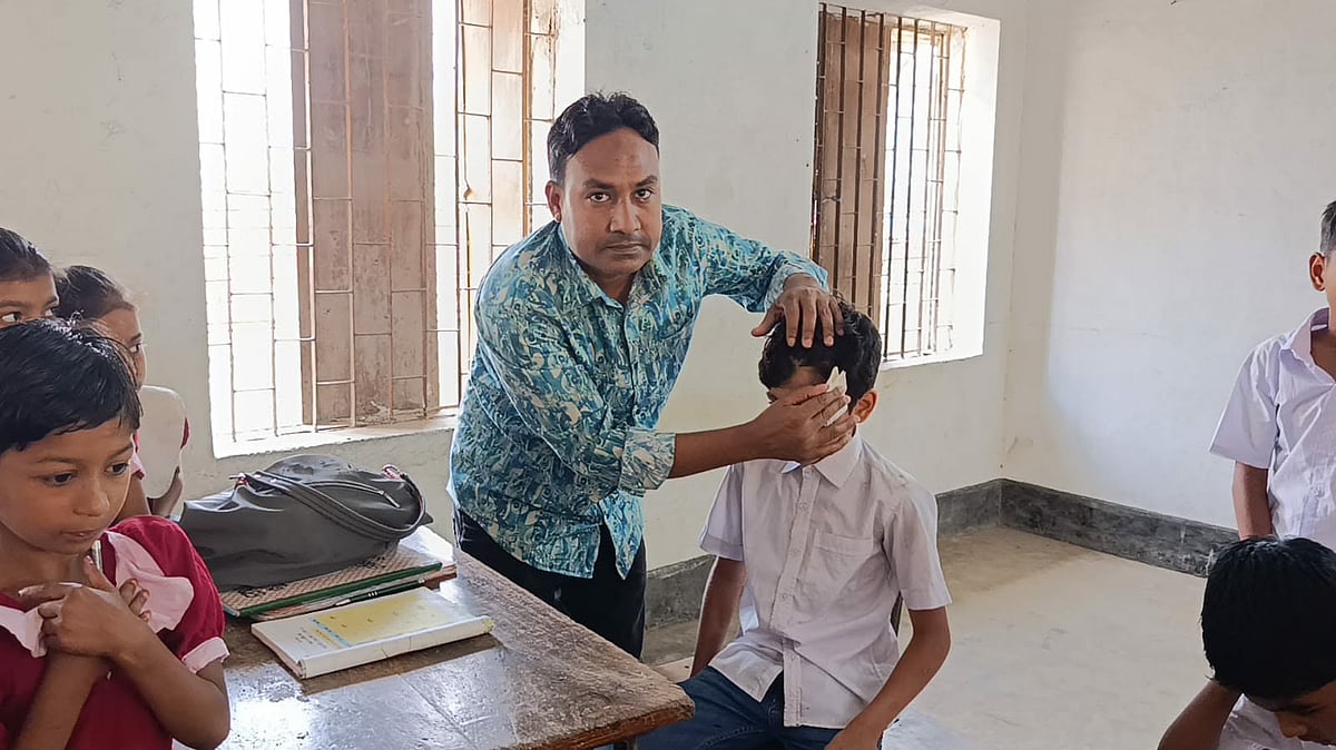 ফতুল্লায় ক্লাস চলাকালে সিলিং ফ্যান খুলে পড়ে ৪ শিক্ষার্থী আহত