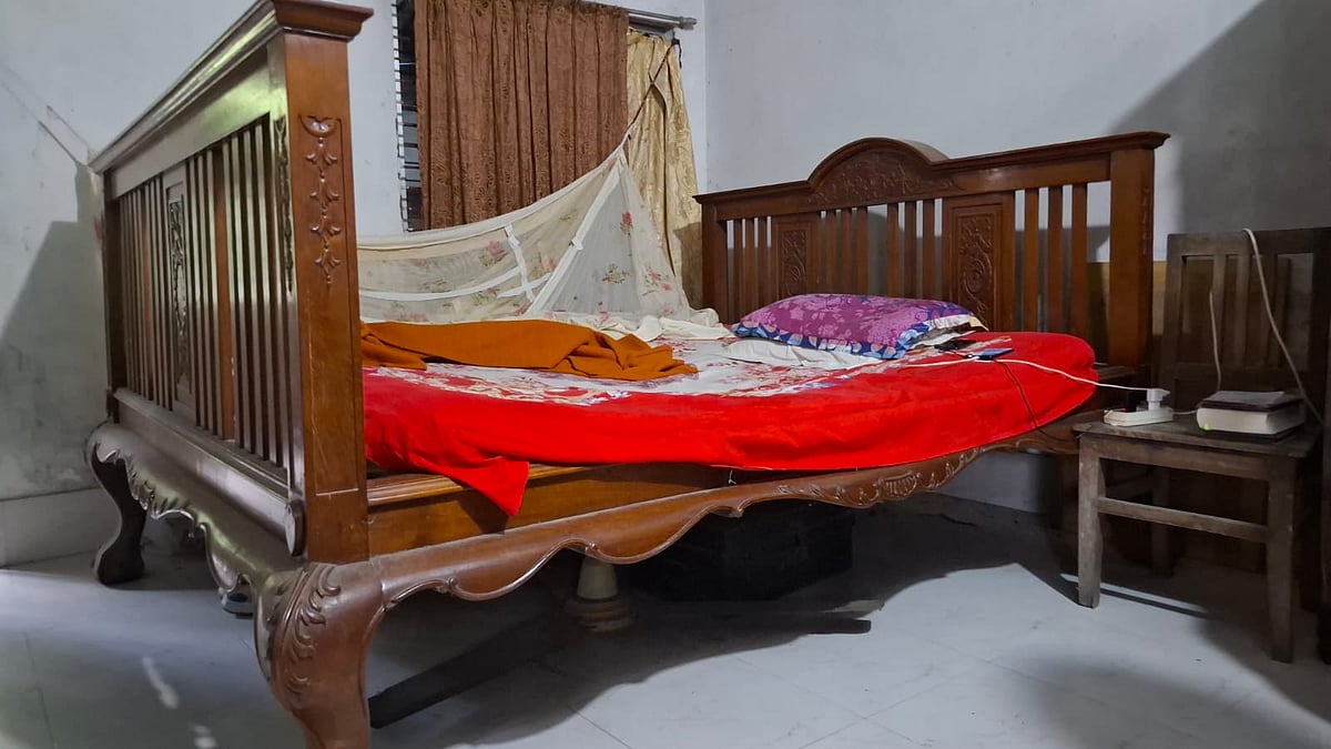 পুঠিয়া রাজবাড়ির পালঙ্কে ঘুমান মৎস্যচাষি বাশার