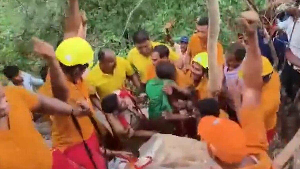 মধু সংগ্রহ করতে গিয়ে পাথরের গুহায় আটকে পড়ে কিশোর, ৮ ঘণ্টা পর উদ্ধার