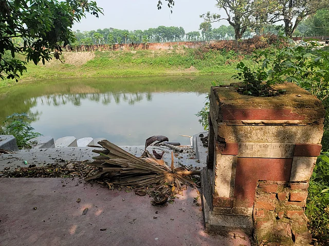 ক্ষয়ে যাওয়া দিঘীর ঘাট