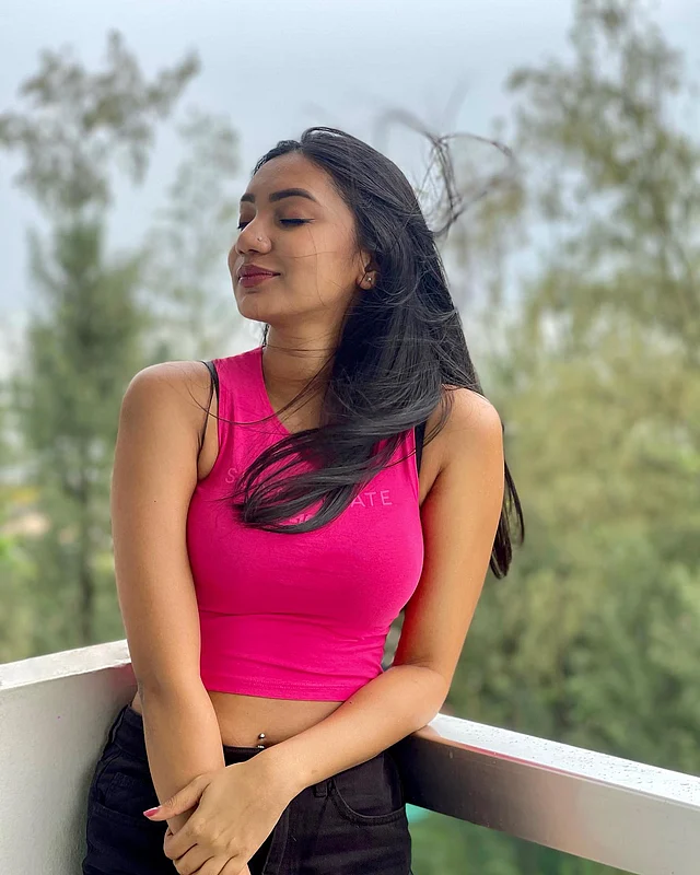 ফুশিয়া পিঙ্ক ক্রপ টপটির সঙ্গে কন্ট্রাস্ট তৈরি করতে তিনি কালো বটম বেছে নিয়েছেন।