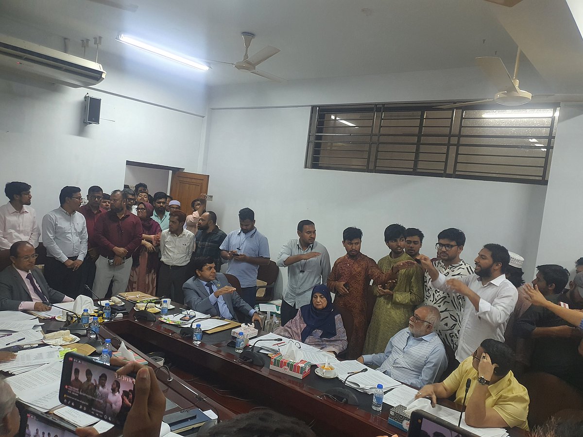 ঢাকা বিশ্ববিদ্যালয়ের সিন্ডিকেট সভাকক্ষে উপাচার্য ও ডাকসু নেতাদের তর্কবিতর্ক