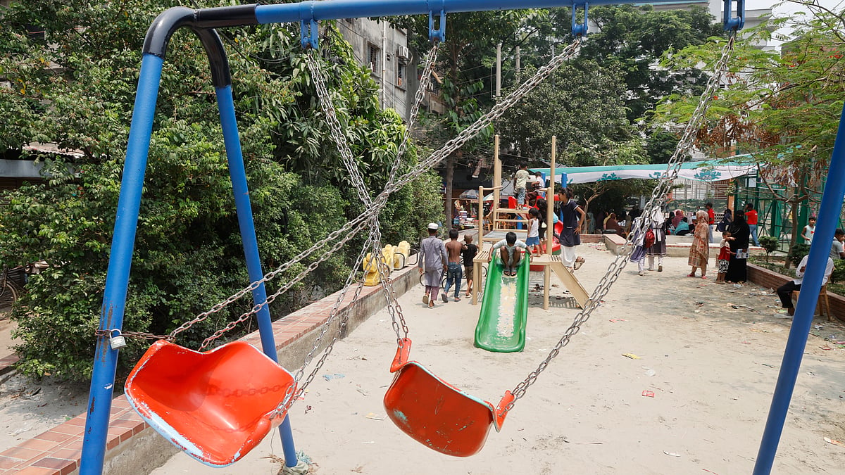 শিশুদের জন্য নির্মিত দোলনা তালা দিয়ে রাখা হয়েছে। পুরান ঢাকার লালবাগ এলাকায়।