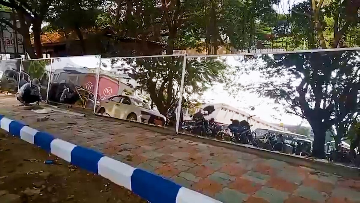 জনসমক্ষে প্রস্রাব ঠেকাতে মহীশূরের রাস্তায় ‘মিরর ওয়াল’