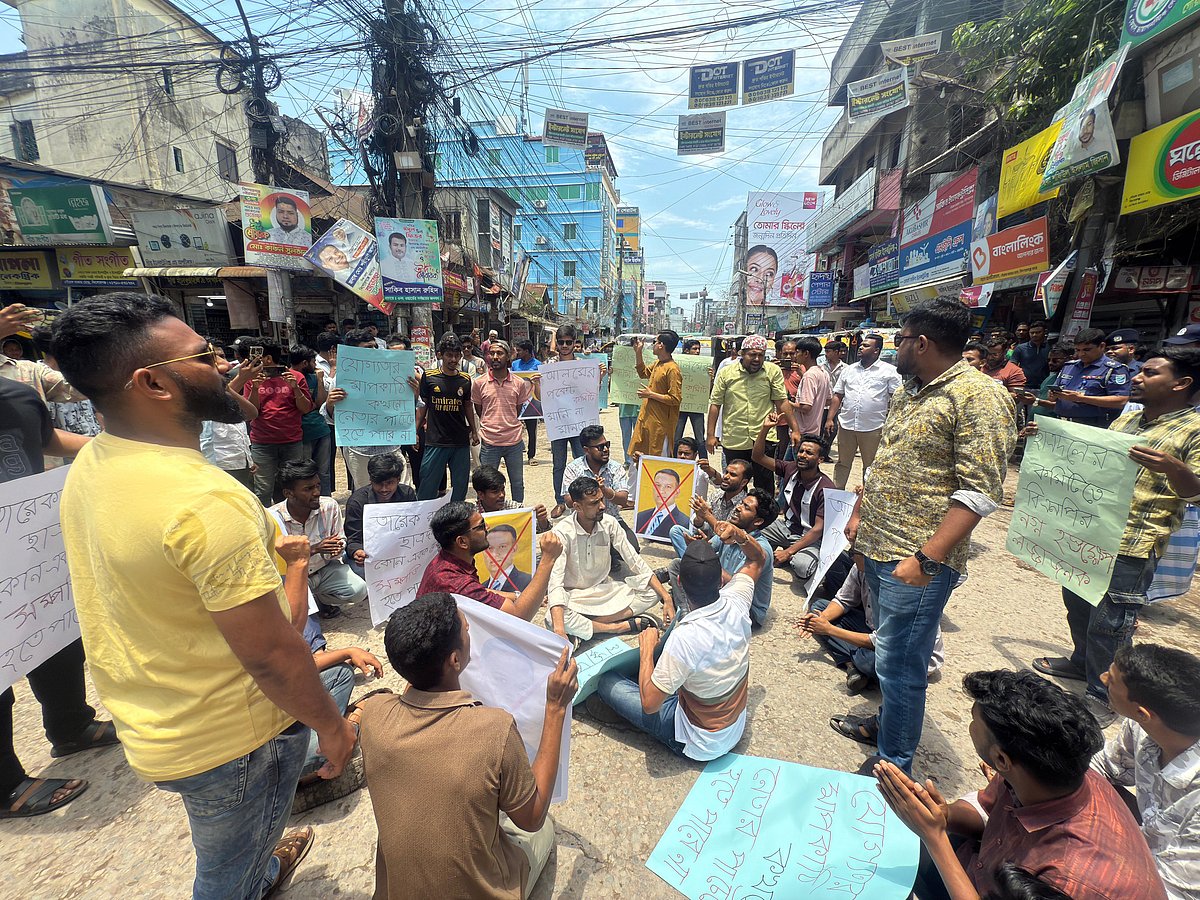 কিশোরগঞ্জে ছাত্রদলের নতুন কমিটি বাতিলের দাবিতে আধঘণ্টা সড়ক অবরোধ